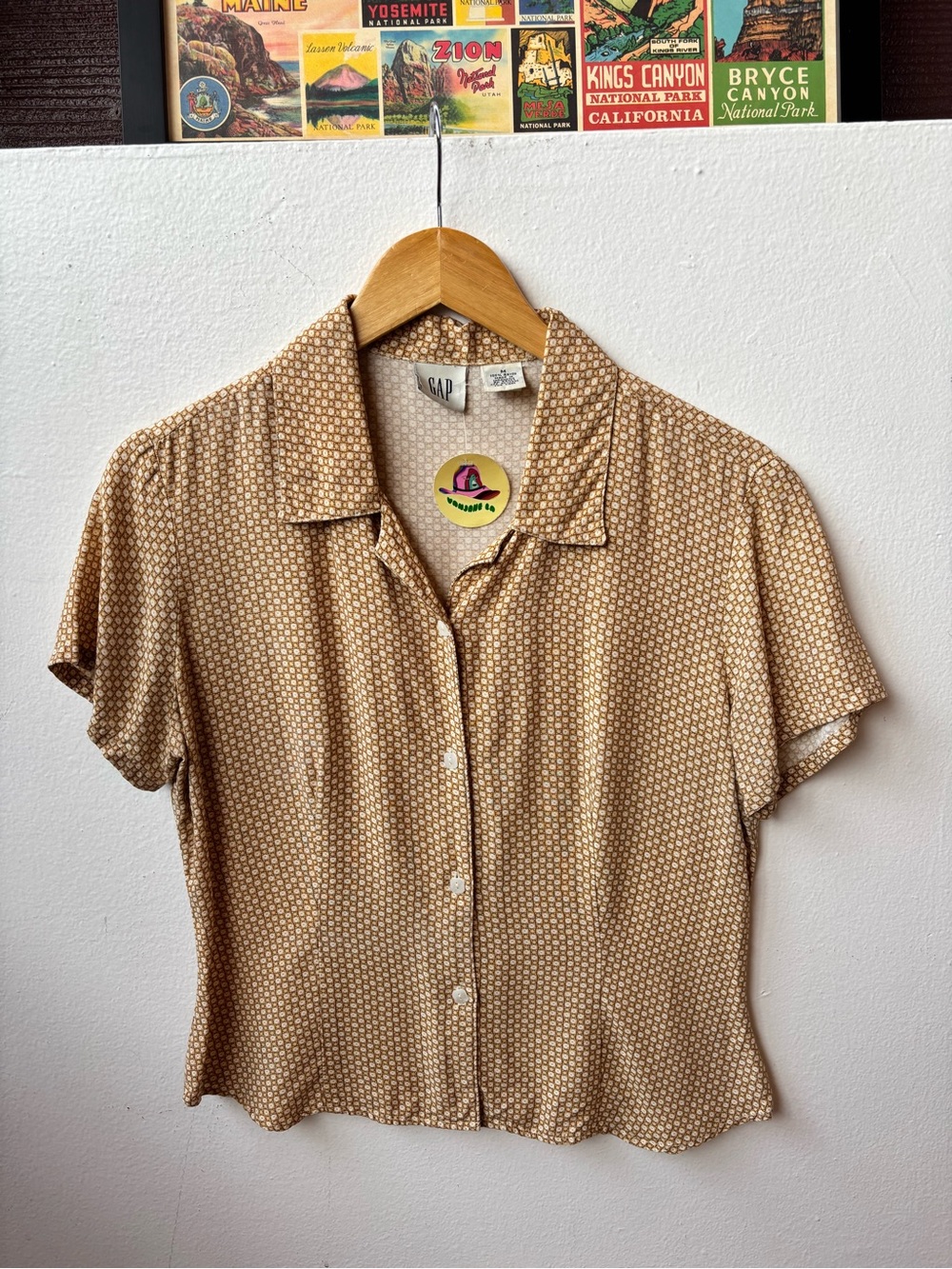 GAP Short Sleeve Button-Down Shirt in Tan Microprint